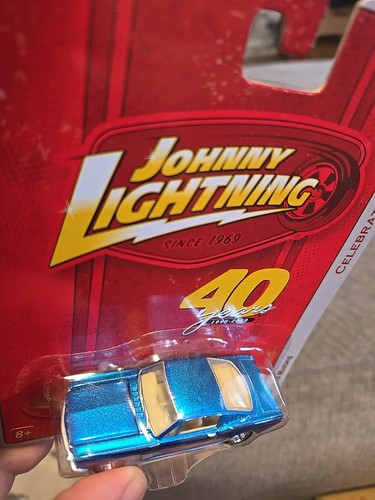 Johnny Lightning 40th Anniversary 1965 Ford Mustang, blau weiße Innenausstattung - Bild 2 von 6