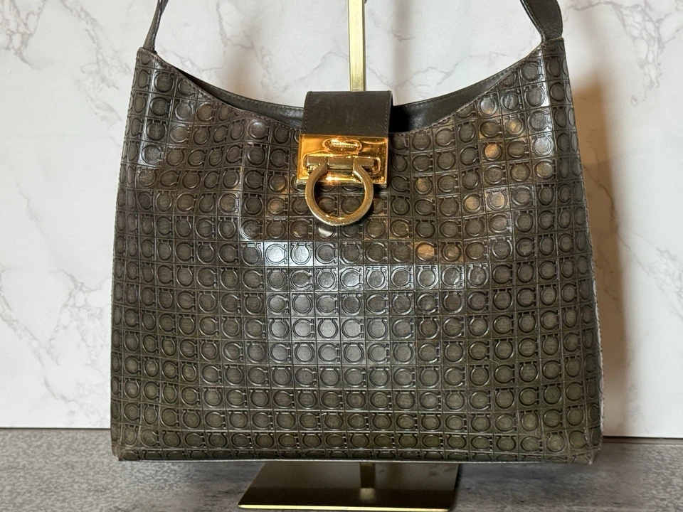 Bolso de Mano SALVATORE FERRAGAMO Logo Gancini Cuero Repujado Marrón Grande Raro Foto 2 de 4