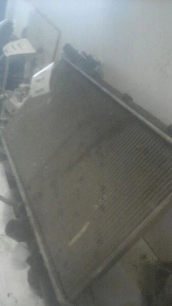 01-03 Radiador Mazda Protege 2.0 litros 4 cilindros excluyendo Mazdaspeed con aire acondicionado Foto 2 de 4