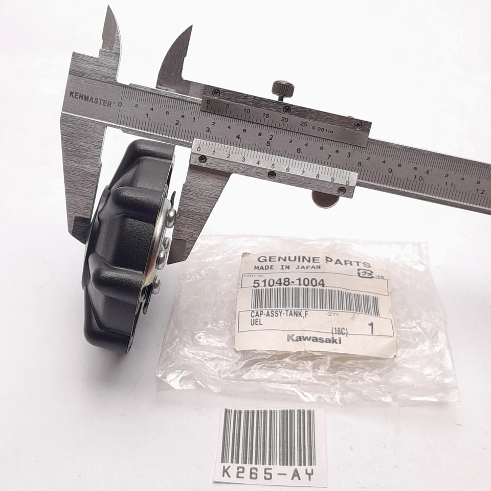 Tapa del tanque de combustible Kawasaki KE125 KE175 KE100 KLR250 KM100 KD80 KX80 51048-1004 NUEVO EN STOCK Foto 4 de 4