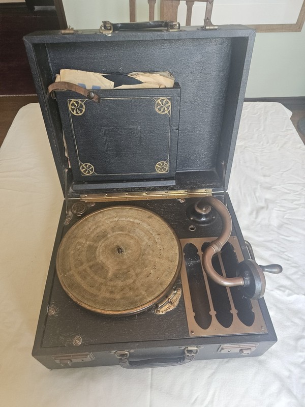 Vintage Hand-Crank  Gramophone with storage 1920 Original Patina Bonus 6 Records