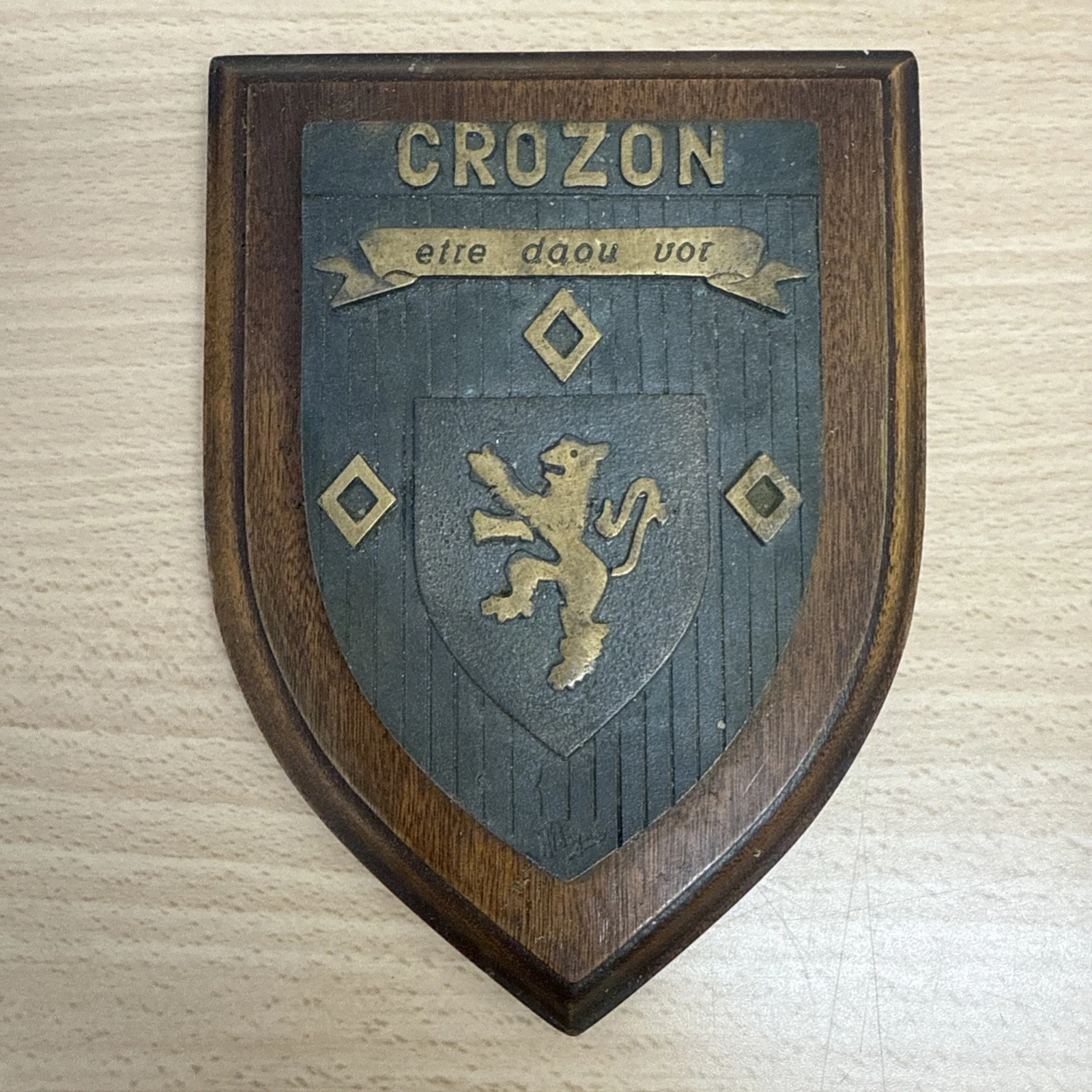 Insigne Sur Plaque De Bois Crozo Être Daou Vor Lion