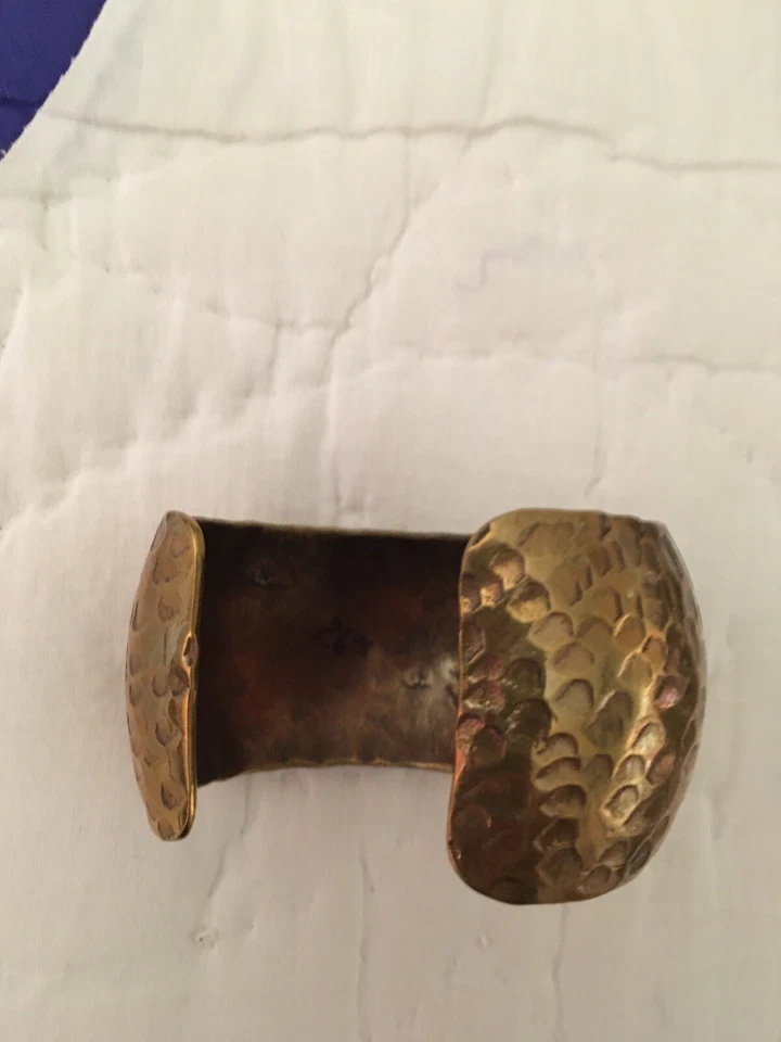 Brazalete de cobre martillado con coral Foto 3 de 4