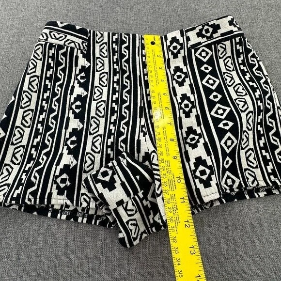 Pantalones Cortos Forever 21 Estampado Geométrico Azteca Junior Medianos Marfil y Negro Cintura Alta Foto 3 de 4