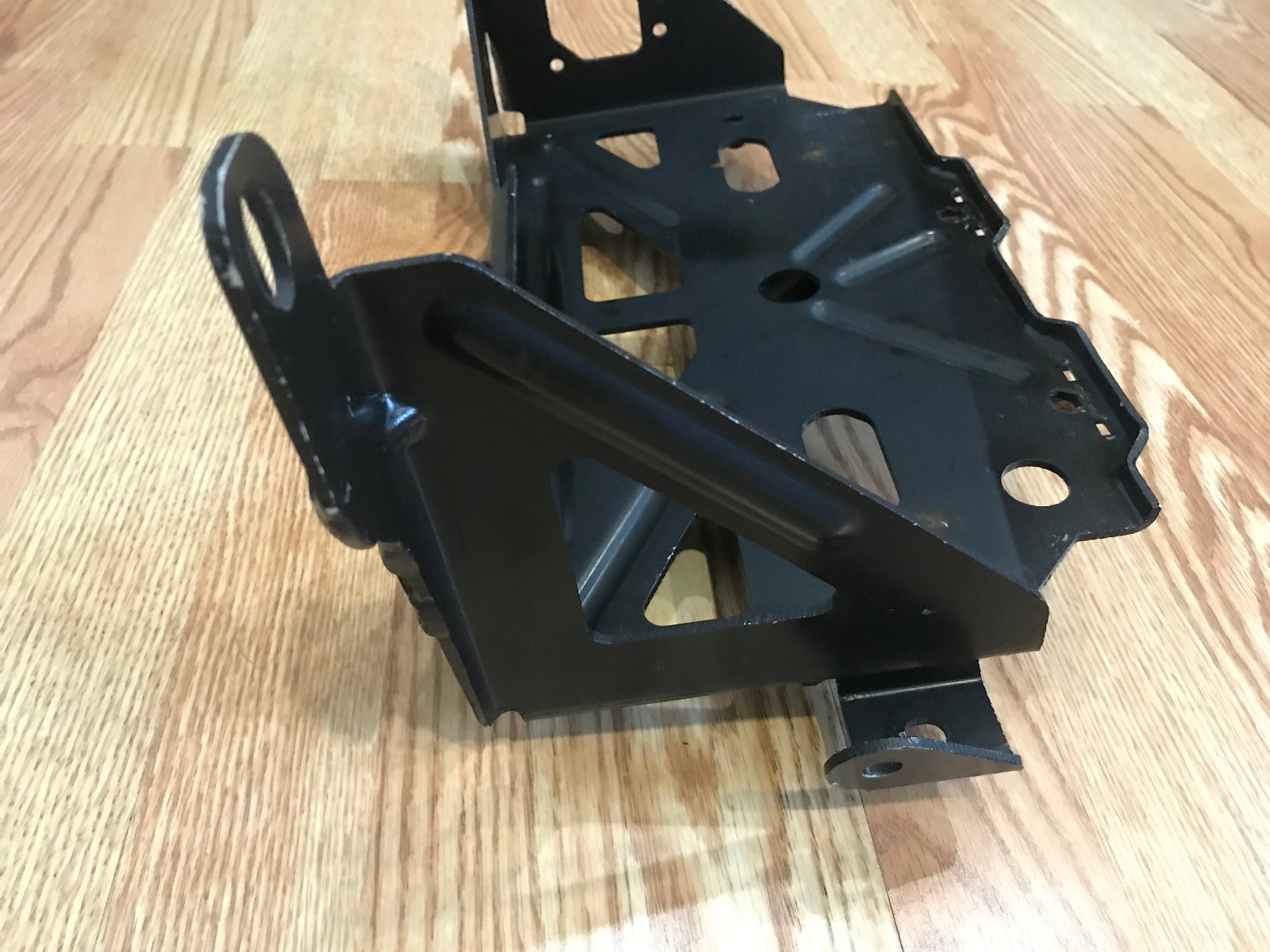 ✝️08-14 FERRARI CALIFORNIA BATTERY TRAY BRACKET SUPPORT MOUNT 250104 OEM