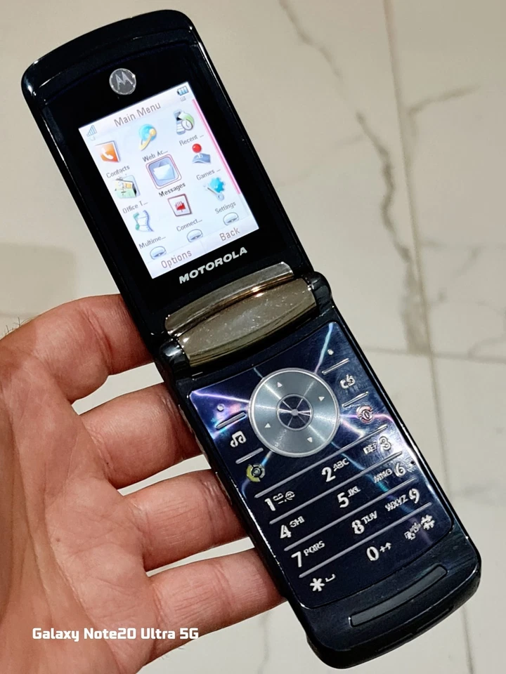 Motorola RAZR2 V8 (Unlocked) Flip Mobile Phone Excellent Condition With Charger - Image 2 of 4