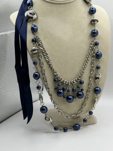 VETEMENTS Collana a strati con perle finte blu navy e perline in metallo tono argento cordino a nastro