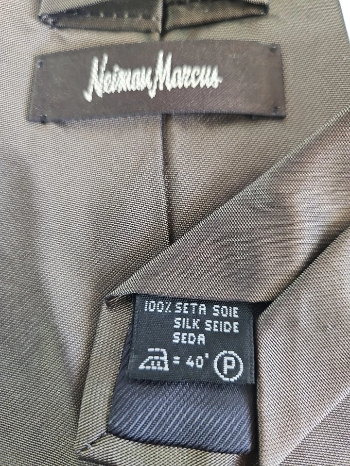 Gravata masculina Neiman Marcus feita na Itália 100% seda cinza prata - Imagem 4 de 4