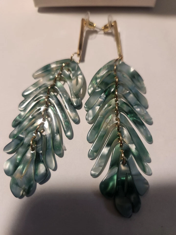 This is a pair of House of Harlow 1960 Palm Leaf dangle earrings in green resin. - Image 3 of 4