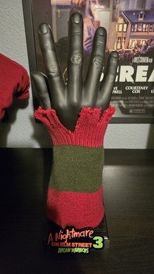 Nightmare on Elm Street Ständer für Freddy Krueger Handschuh, Logo und Magnethand