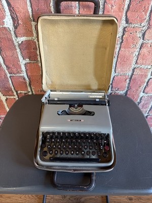 1960s Olivetti Lettera 22 Typewriter Italy Excellent Cosmetic w/ Case