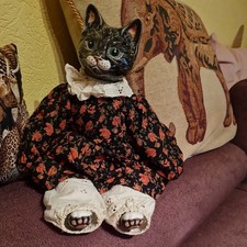 Stoffpuppe Katze mit Porzellankopf und Porzellanpfoten. ca. 37 cm