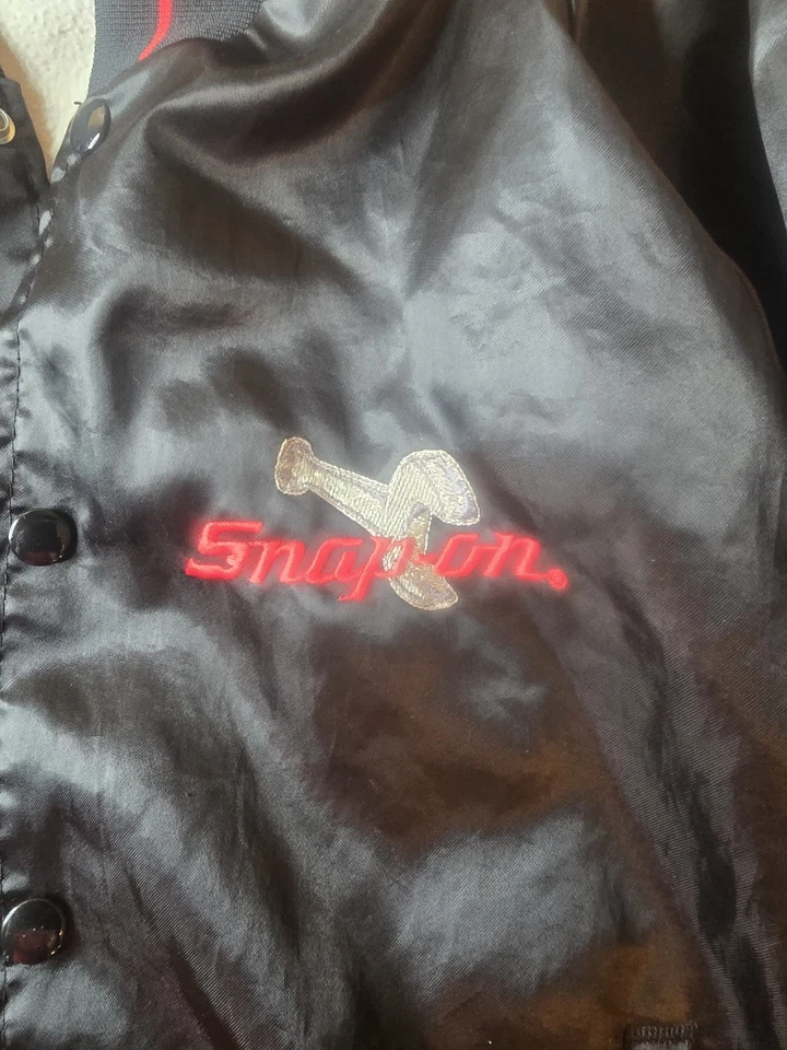 Chaqueta de satén vintage Snap-On Tools M Horizon abrigo bordado negro años 80 EE. UU. Foto 4 de 4