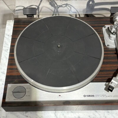 YAMAHA YP-D71 Direct Drive Quartz Locked Turntable Record Player