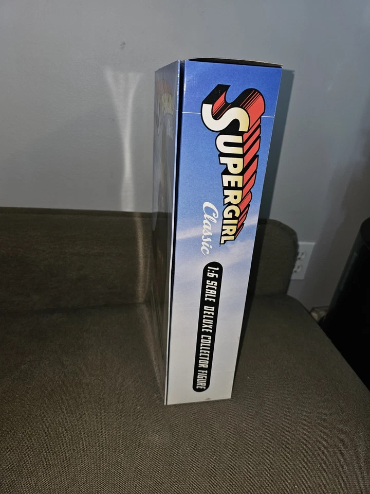 Figura Supergirl Clásica Escala 1:6 Deluxe Collector Series DC Direct Nueva Foto 3 de 4