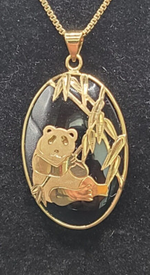 18 Karat Gold Panda Anhänger auf Rauchquarz