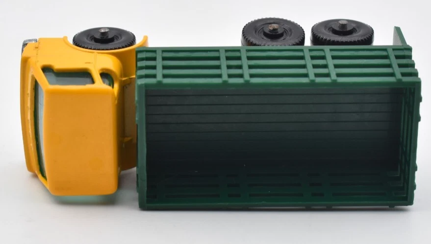 Matchbox Regular Wheels #4 Dodge Stake Truck giallo - verde. Lesney England Base - Immagine 3 di 4