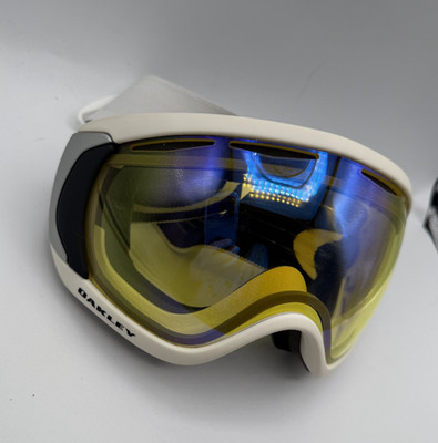 Oakley snowboard/Ski goggles elevate white frame yellow lens S/M
