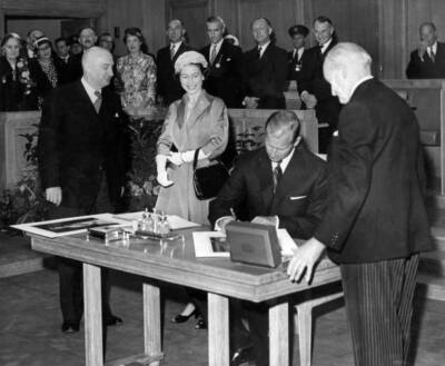 Queen Elizabeth Ii And Prince Philip Visiting Chester 1957 Old Photo