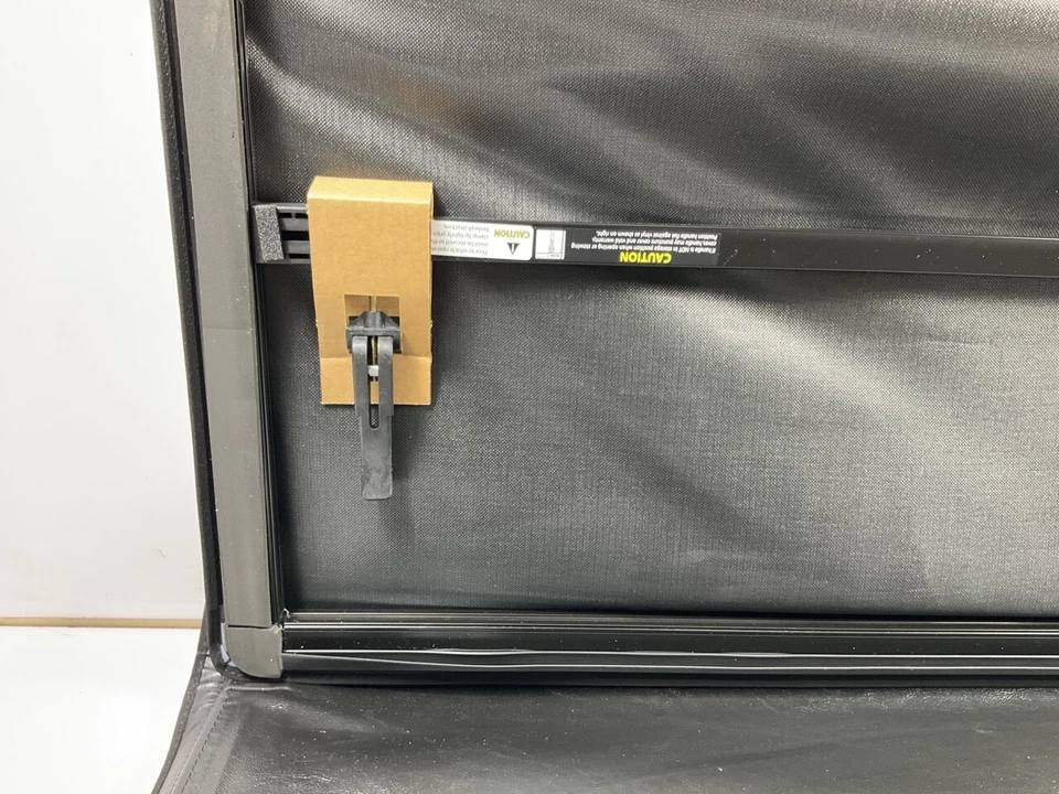 Lund 950172 Soft Tri-Fold Truck Bed Tonneau Cover 2015-2020 F-150 5'7" Bed Foto 3 de 4