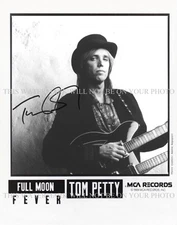 TOM PETTY SIGNED AUTOGRAPH 8X10 RPT PROMO PHOTO LEARNING TO FLY