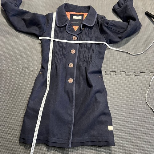 Odd Molly Mantel Plissee Knopfleiste Rüschenbesatz Langarm romantische Jacke Gr. 0 - Bild 12 von 14