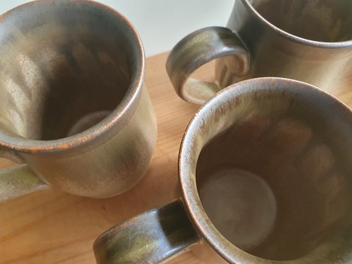 2 TAZZE VINTAGE DENBY IN GRES ARTIGIANALE ~~ ROMANIA ~~ 3 3/4" - Foto 4 di 6