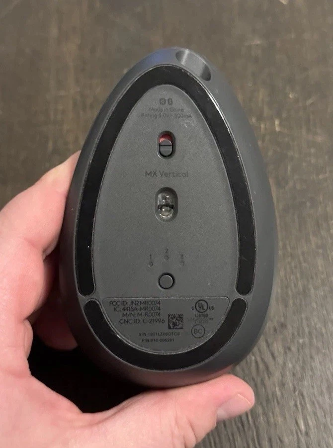 罗技 MX 垂直高级蓝牙人体工学鼠标 石墨 - 带转换器 — 第 4/4 张图片