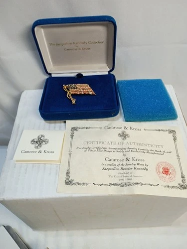JACKIE KENNEDY JBK CAMROSE KROSS RHINESTONE PATRIOTIC USA FLAG BROOCH