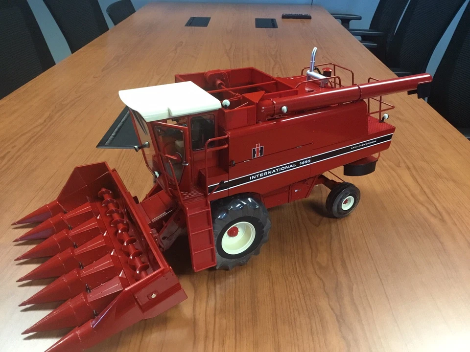1:16 INTERNATIONAL HARVESTER 1460 AXIAL-FLOW COMBINE Prestige Select ZFN44291 - Image 2 of 4