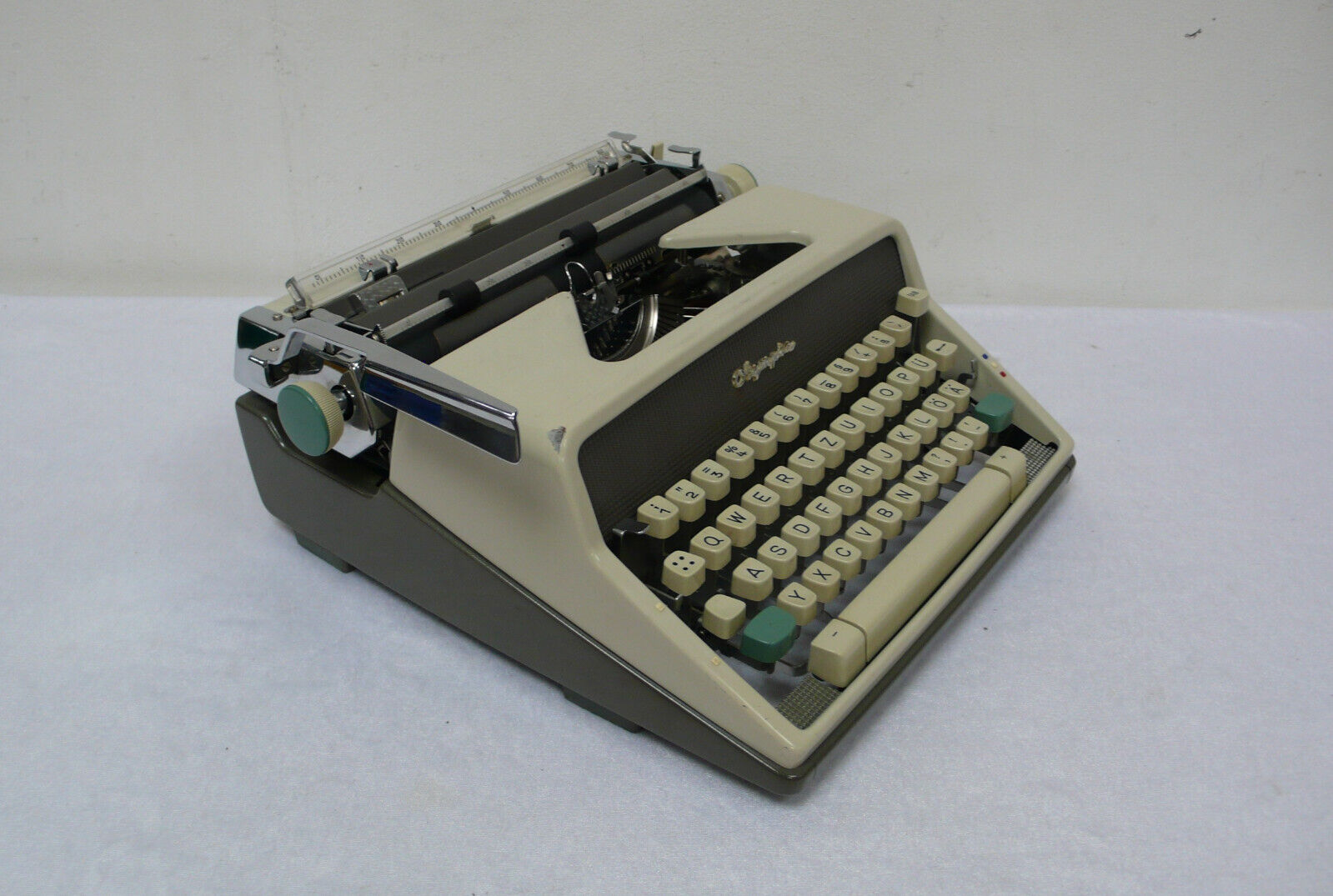 Olympia Olympia SM-7 Grey Typewriter