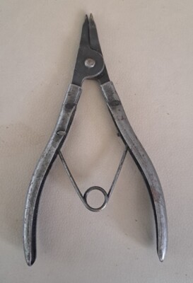 Vintage gefederte Kolbenringzange.