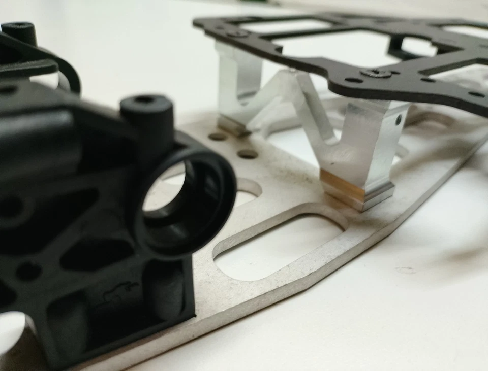 Serpent CHASSIS IMPACT SPEC 2000/PLATINE RADIO/PALIERS ARRIERES/SUPPORT ALU NEUF - Photo 4/4