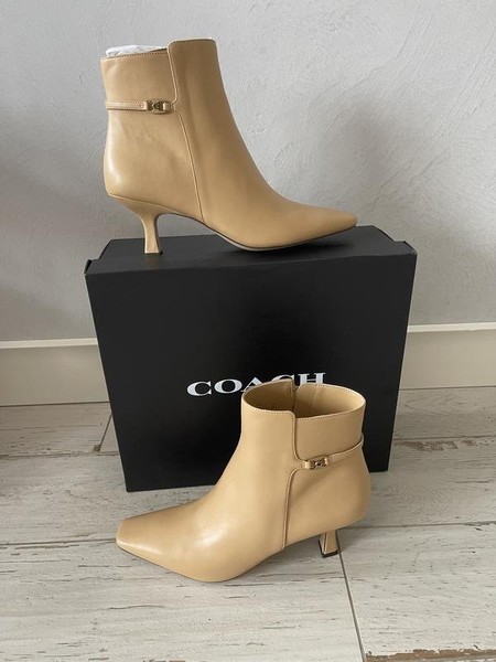 Women Coach Boots Beige Leather 9