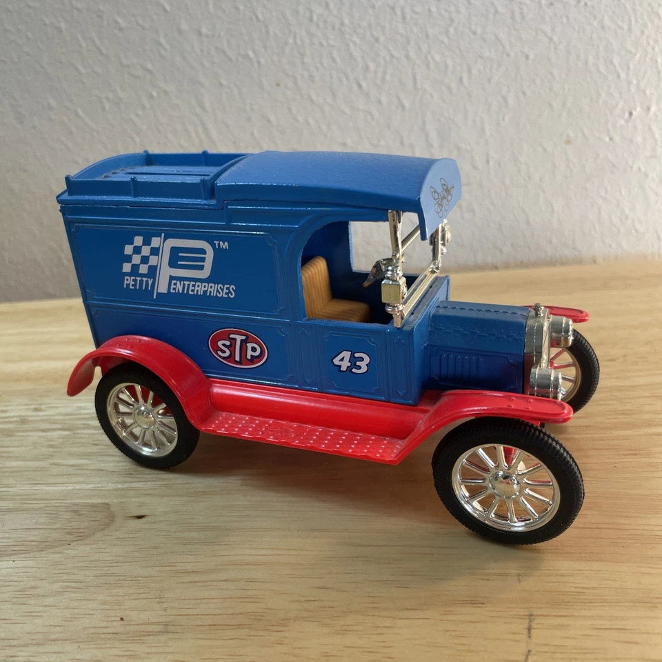 Banco Ford Modelo T 1913 vintage ERTL #43 STP Richard Petty Enterprises con llave Foto 3 de 4