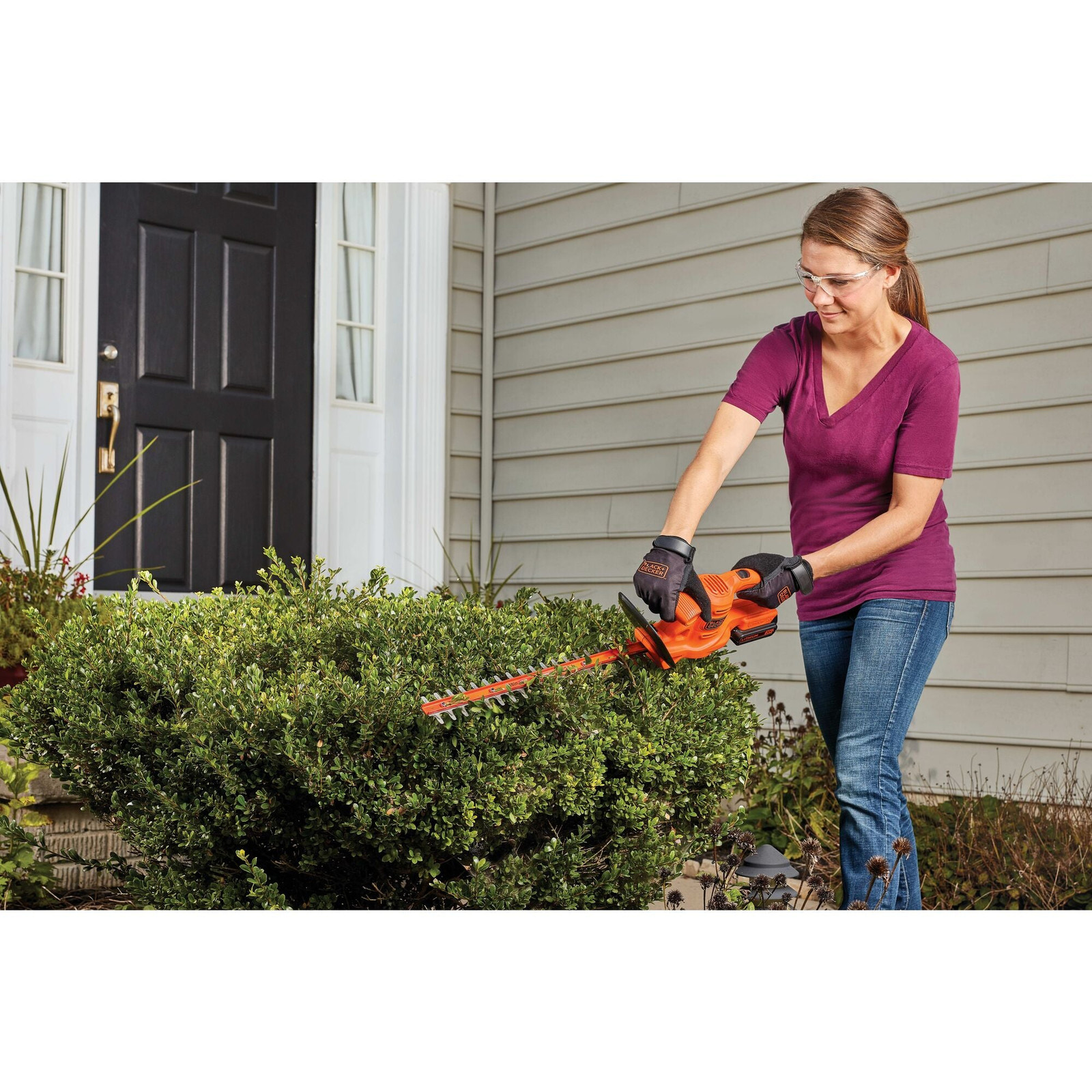 BLACK+DECKER 20V MAX* Hedge Trimmer Kit, 18-Inch - LHT218D1AEV