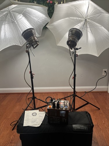 Working Speedotron d802b with Stands Umbrella Power Pack 2 Studio Strobe Lights