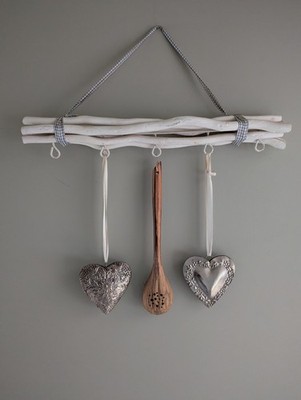 Wandbehang Ornament mit weißem Holzstapel Chrom Herzen und Holzkelle Geschenk