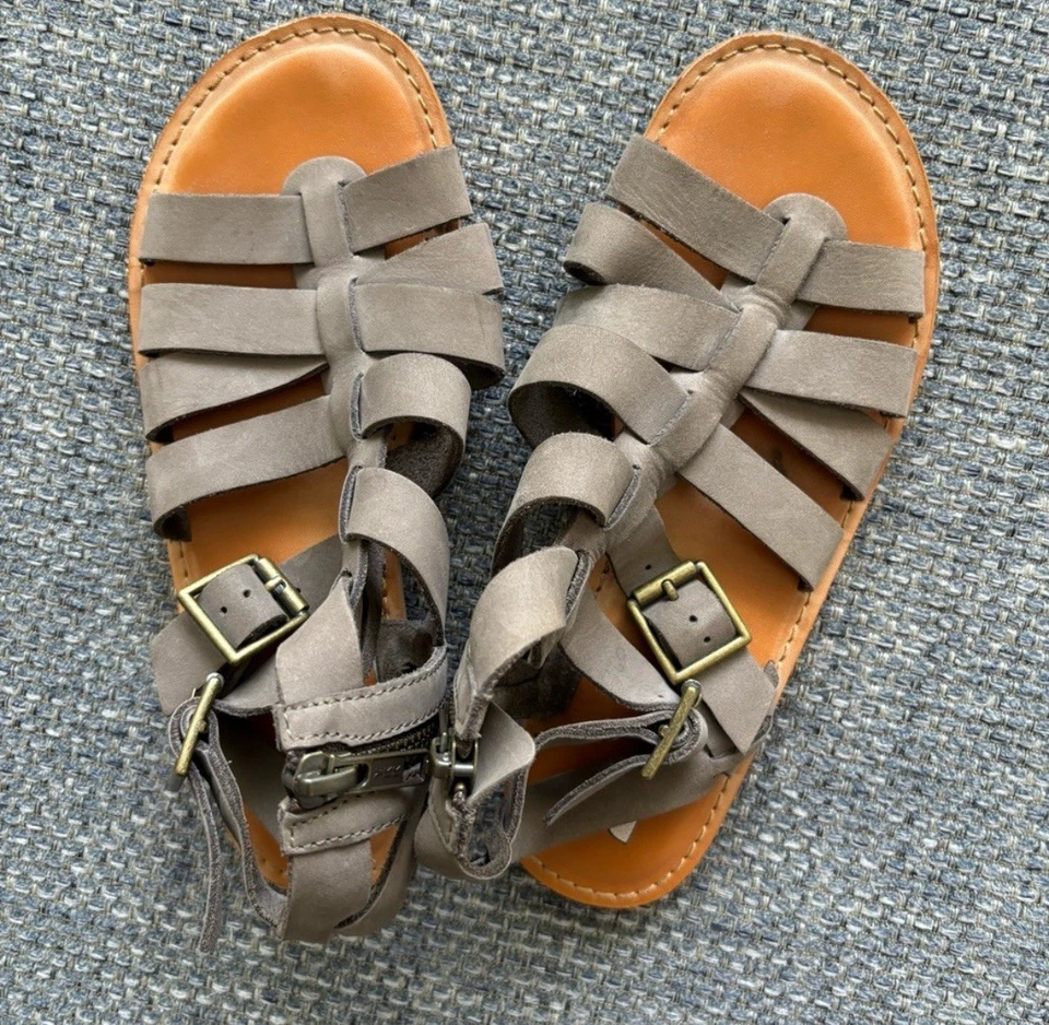 BP. Sandalia Britt Gladiator, Cuero Taupe, Mujer Talla 6 M Foto 2 de 4