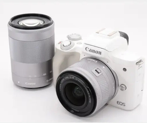 Canon EOS Kiss M camera w. 15-45mm lens / 55-200mm lens Kit