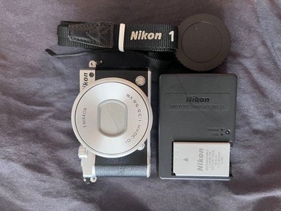 Nikon 1 J5 Kameragehäuse mit 1 NIKKOR 10-30mm VR Objektiv silber/schwarz...
