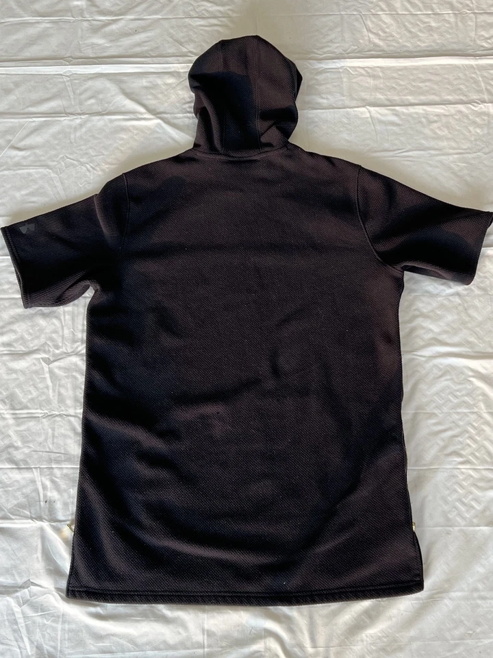 Under Armour SC Sudadera con Capucha Para Hombres Grande Manga Corta Ajustada Cremallera Dorada Baloncesto Foto 4 de 4