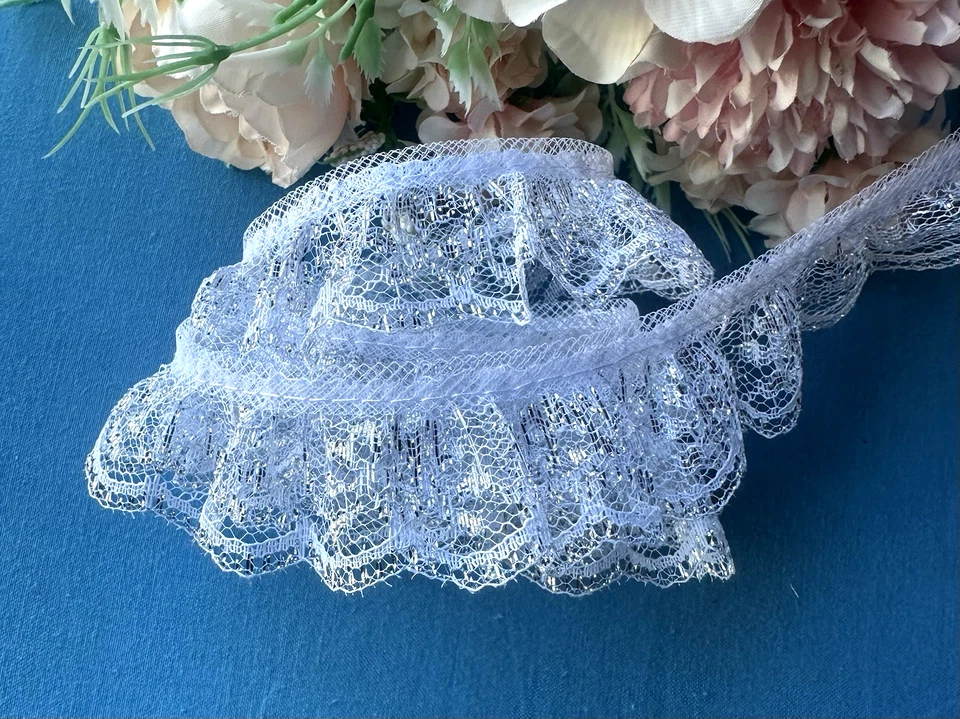 Encaje con volantes de 1 pulgada de ancho blanco/plateado precio por yarda Foto 2 de 4