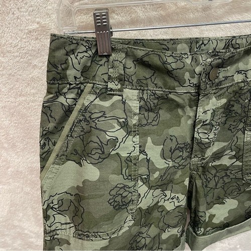 Carhartt women’s original fit camo shorts roll tab hem size 4 - Picture 4 of 9