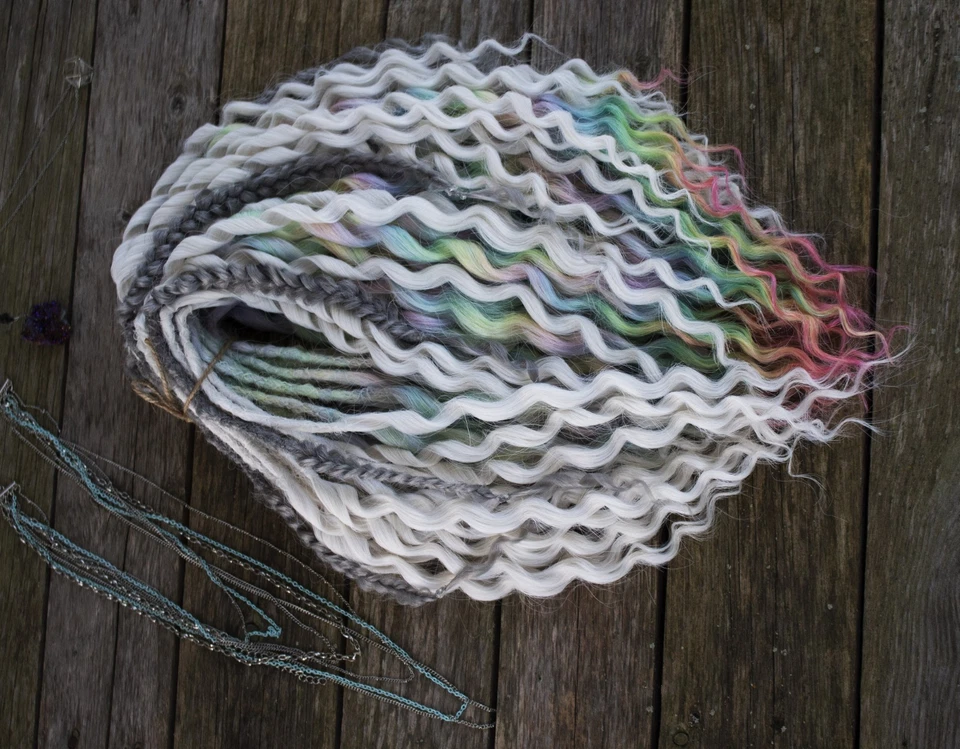 Juego de acento de rastas sintéticas onduladas DE 16" Foto 3 de 3