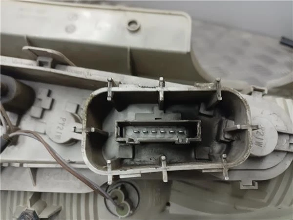 PILOTO TRASERA IZQUIERDA Skoda Roomster (5J) MPV 1.4 TDI 70 (BNM) 2007 5J7945111 - Imagen 2 de 2