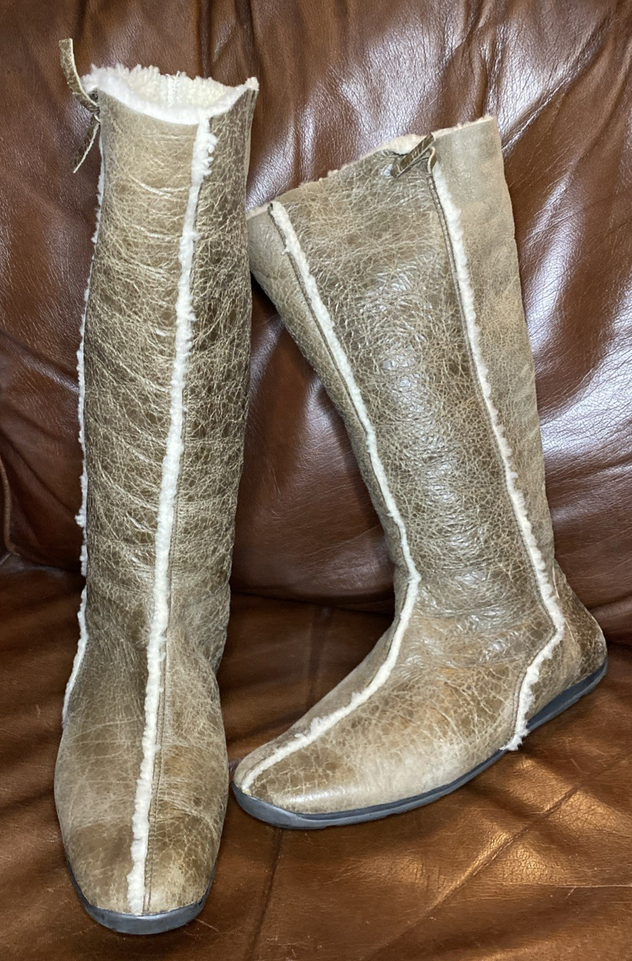 Botas altas Prada forradas de piel de oveja de cuero envejecido plegables tostadas talla 41 10,5 11
