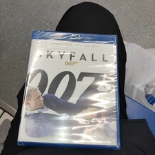 Skyfall (Blu-ray/DVD, 2013, 2-Disc Set, Includes Digital Copy UltraViolet)