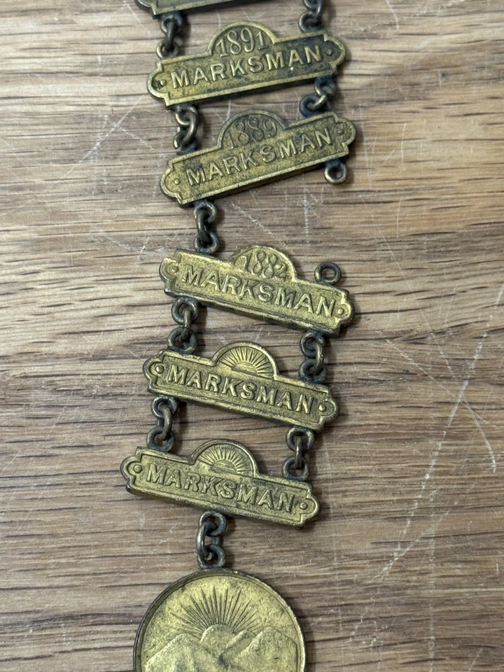 Insignia de tirador de la Guardia Nacional de Nueva York con marca Tiffany de la década de 1890 Foto 3 de 4