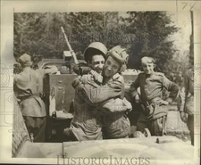 1953 Press Photo Russian soldier hugging an American corporal Charles Aquavine